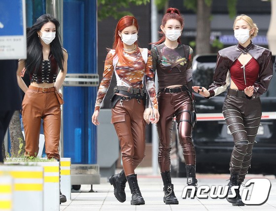 ITZY, sexy 'leather fashion'