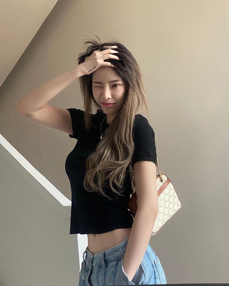 Heize, #1 on the music chart with the release of the new song 'HAPPEN'