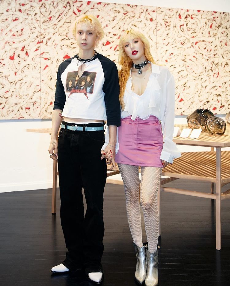 'Dawn ♥' Hyun-a, dressed in a cat costume and posing in a fascinating pose.