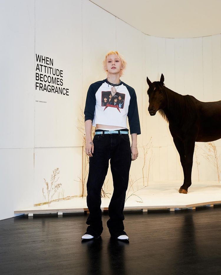 'Dawn ♥' Hyun-a, dressed in a cat costume and posing in a fascinating pose.