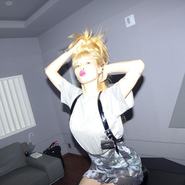 'Dawn ♥' Hyun-a, dressed in a cat costume and posing in a fascinating pose.