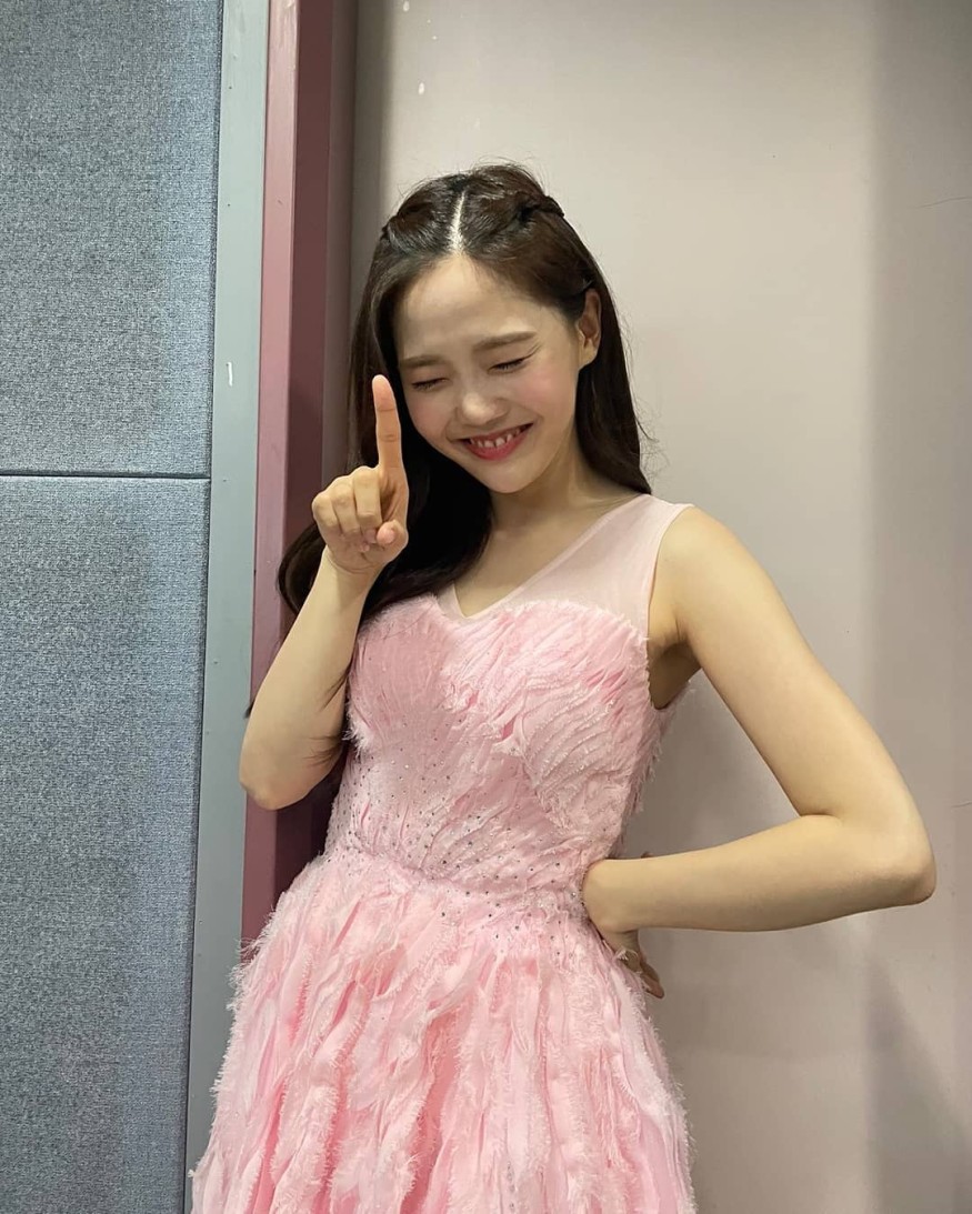 OH MY GIRL Hyojung, fairy visual like Tinkerbell