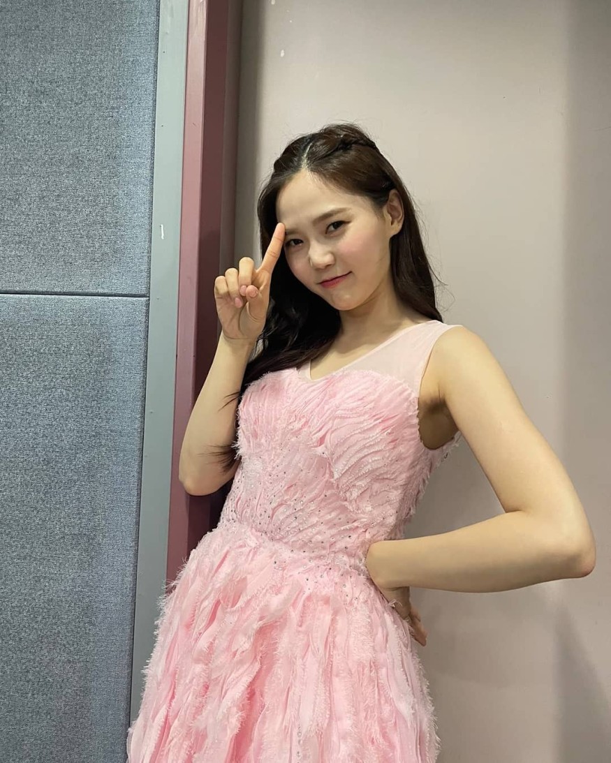 OH MY GIRL Hyojung, fairy visual like Tinkerbell