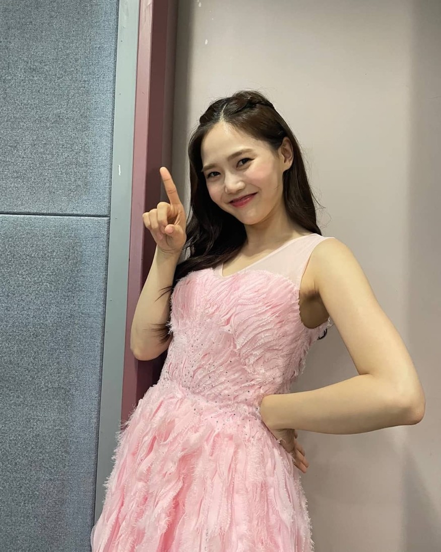 OH MY GIRL Hyojung, fairy visual like Tinkerbell