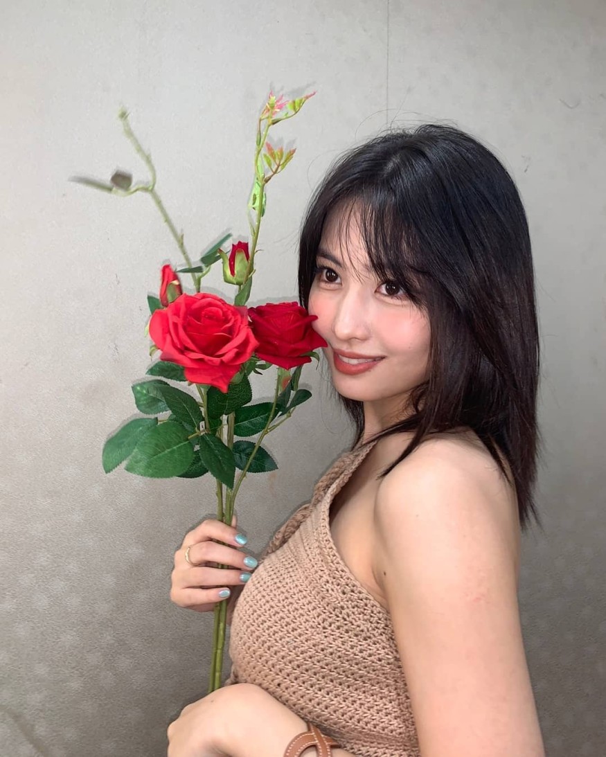 TWICE Momo, volume body + smooth back line... sexy
