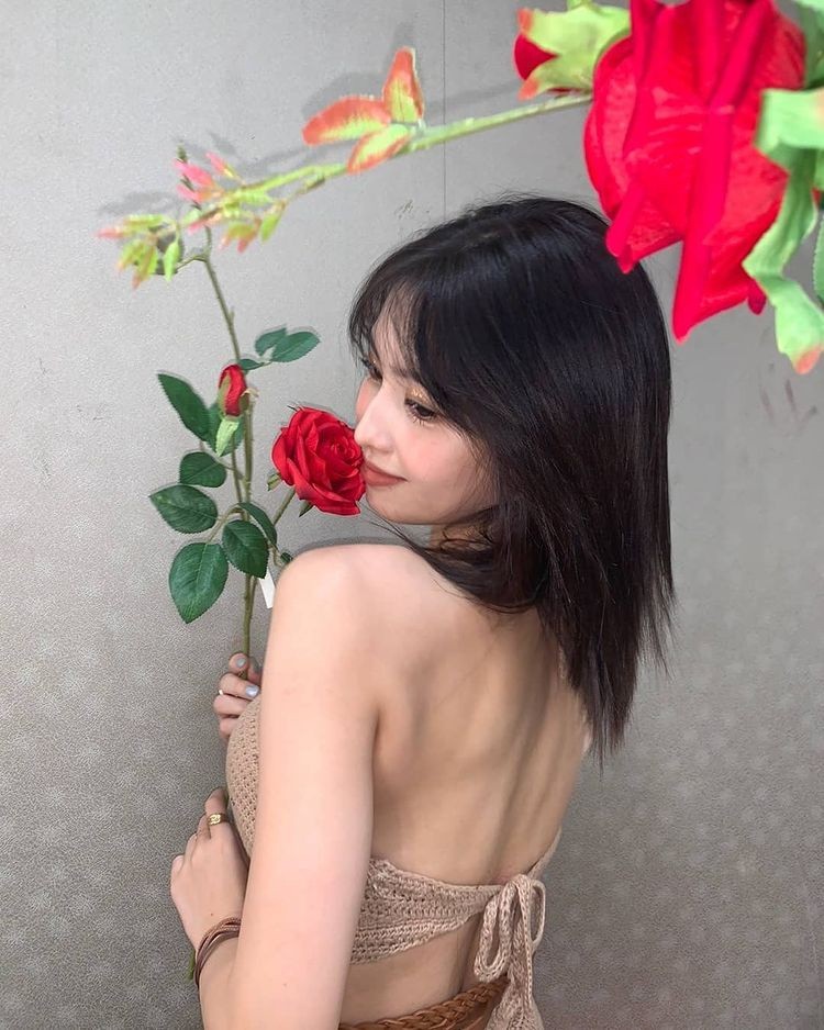 TWICE Momo, volume body + smooth back line... sexy