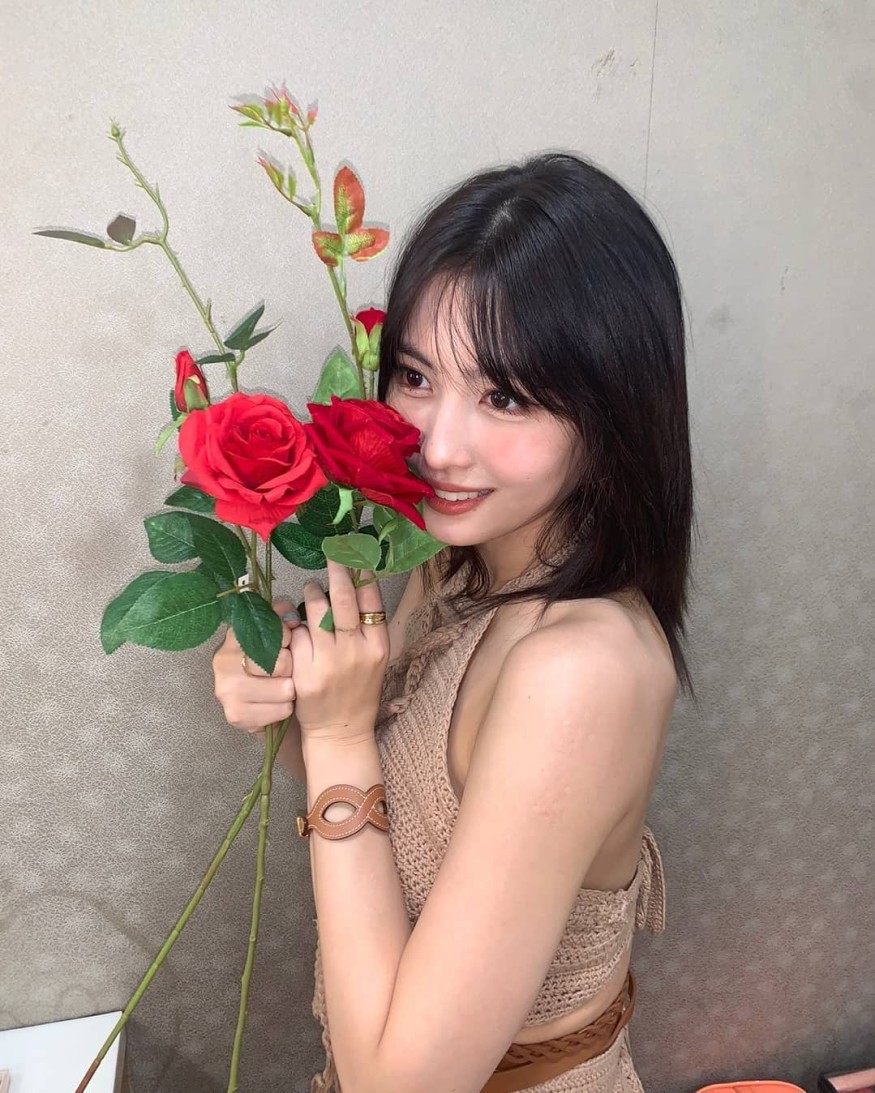 TWICE Momo, volume body + smooth back line... sexy