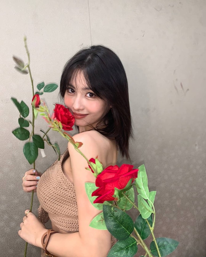TWICE Momo, volume body + smooth back line... sexy