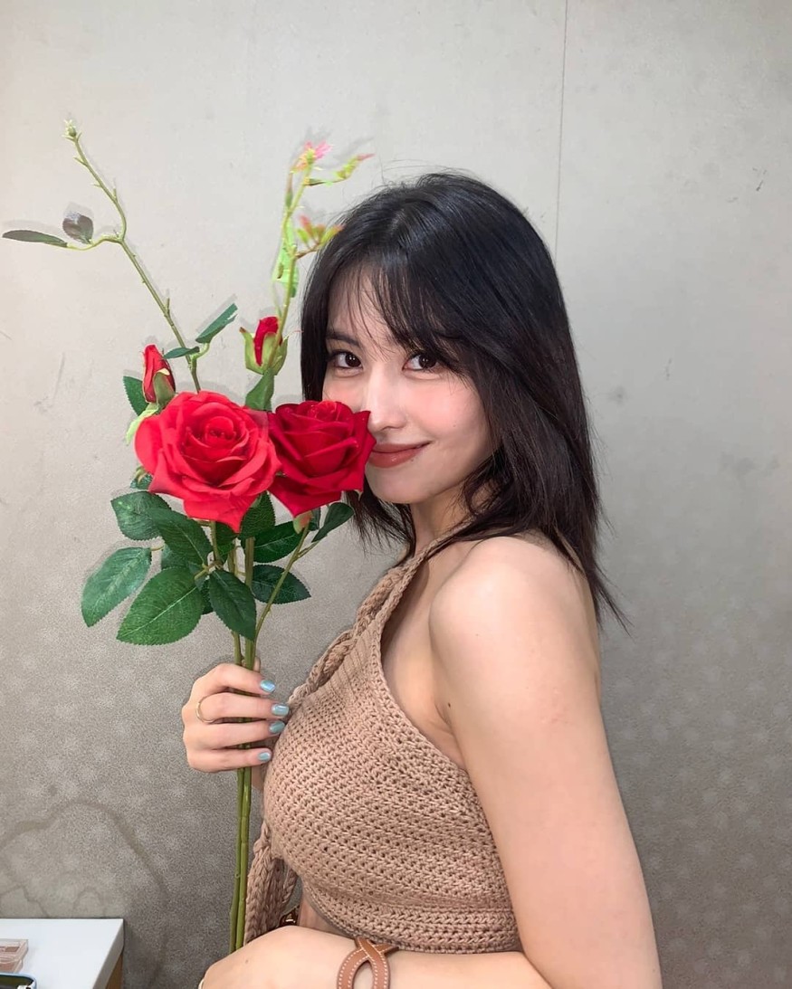 TWICE Momo, volume body + smooth back line... sexy