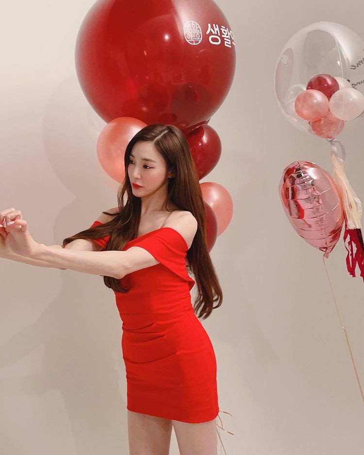 Girls' Generation Tiffany, seductive mini dress... sexy with off-the-shoulder