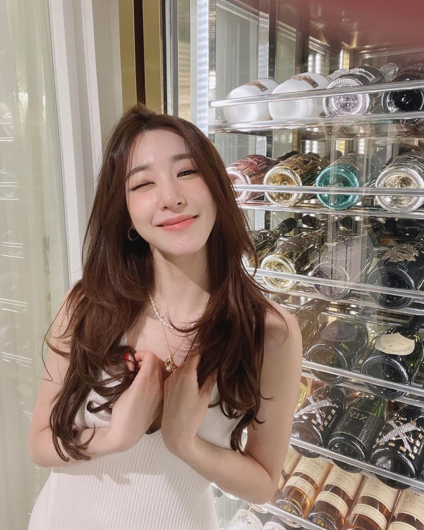 Girls' Generation Tiffany, seductive mini dress... sexy with off-the-shoulder
