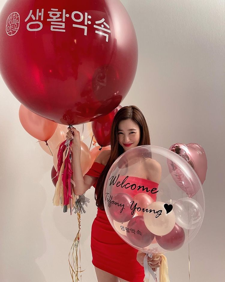 Girls' Generation Tiffany, seductive mini dress... sexy with off-the-shoulder