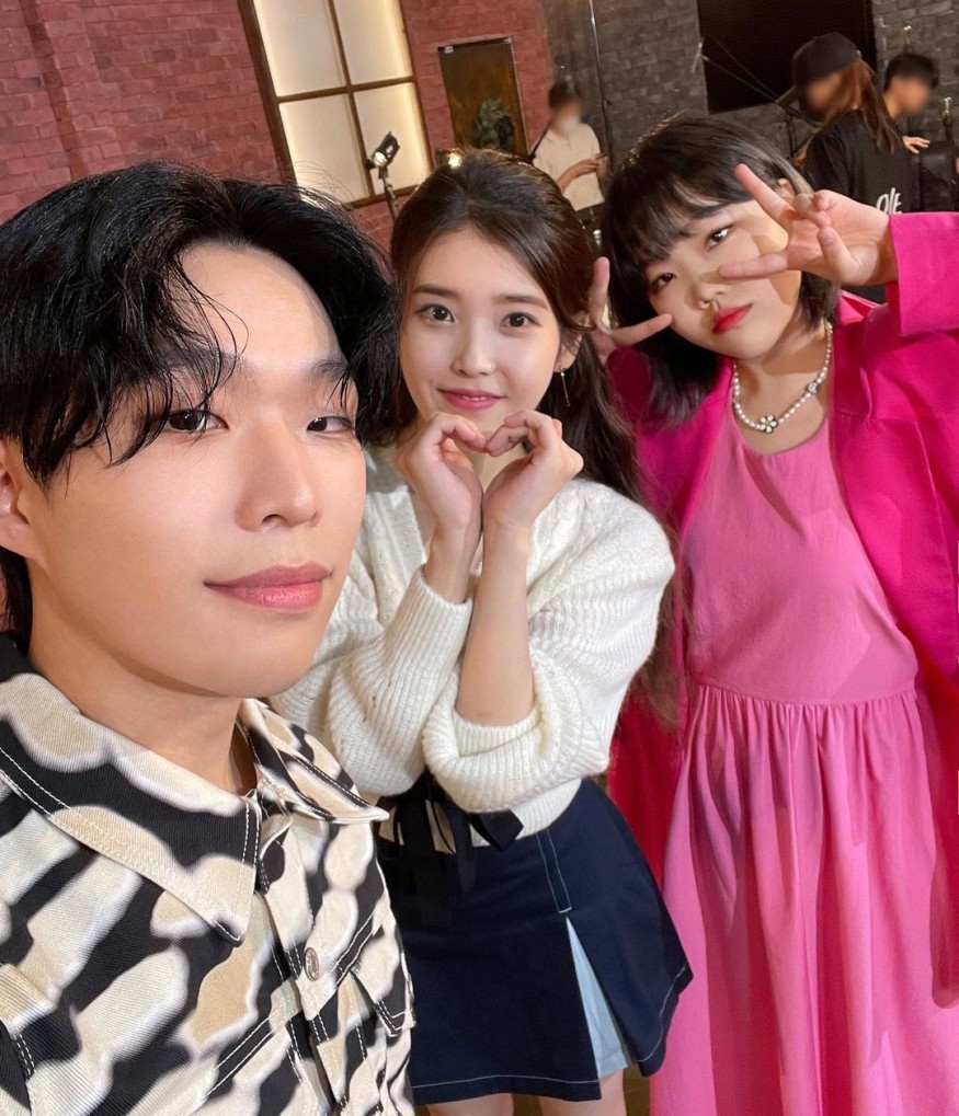 This combination of IU and AKMU is heartwarming