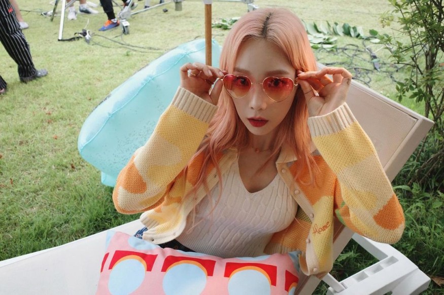 Taeyeon, heart sunglasses.. Super cool fairy visual