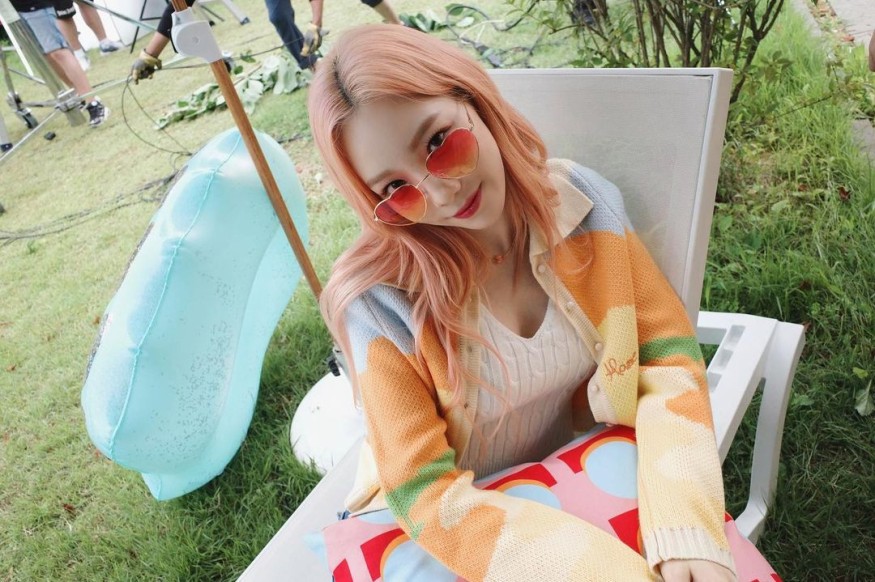 Taeyeon, heart sunglasses.. Super cool fairy visual