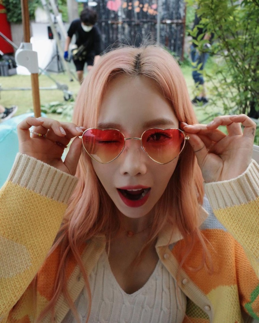 Taeyeon, heart sunglasses.. Super cool fairy visual