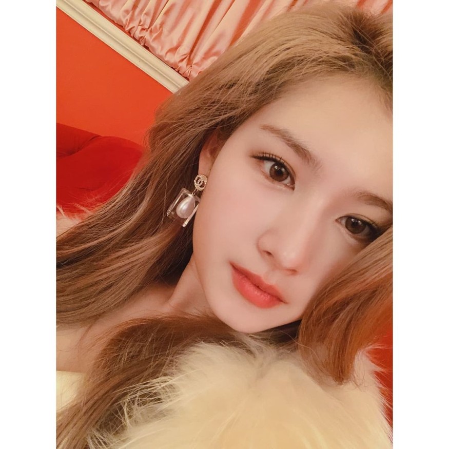 TWICE Sana, surprised by tattoos around her neck and eyes