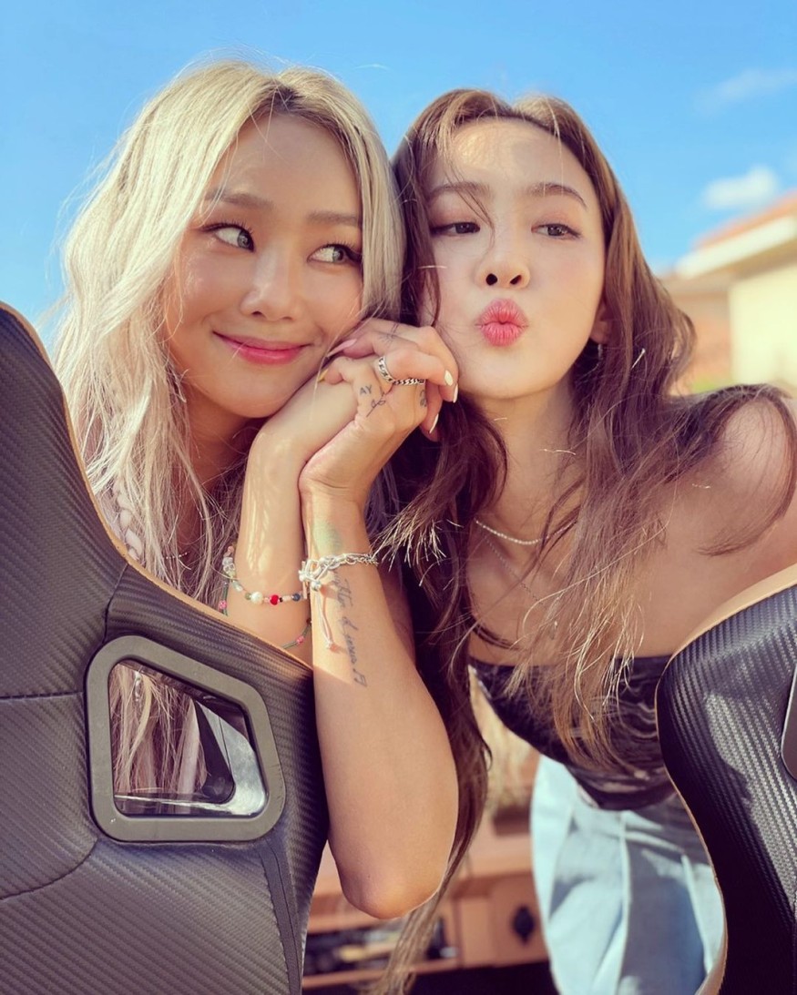 Hyolyn, thighs exposed under shorts...Sexy dynamite