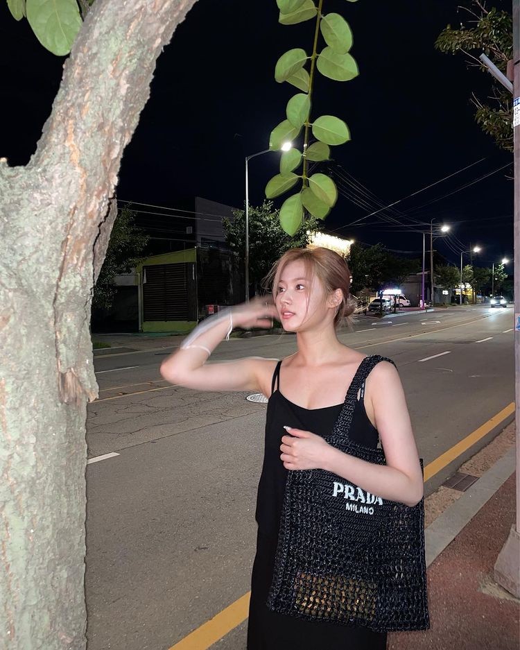 TWICE Sana, "Peek-a-boo" with a fresh and lively beauty.. More like a doll than a doll
