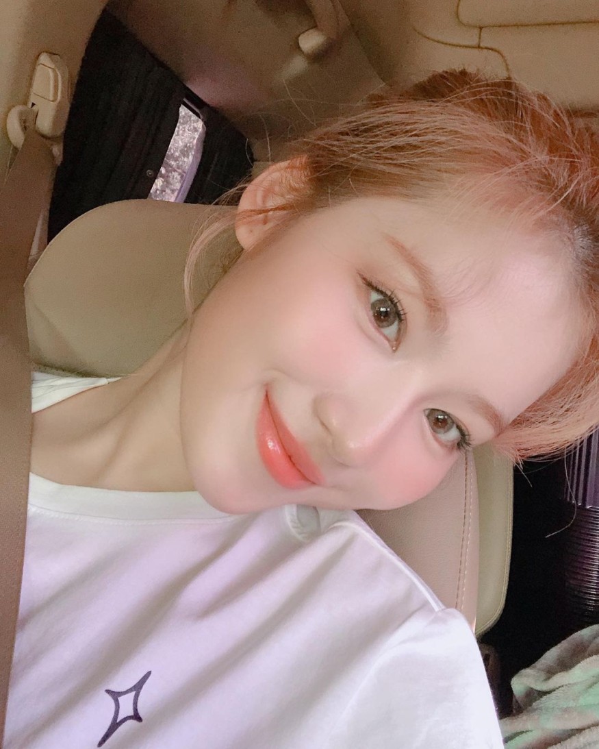 TWICE Sana, "Peek-a-boo" with a fresh and lively beauty.. More like a doll than a doll