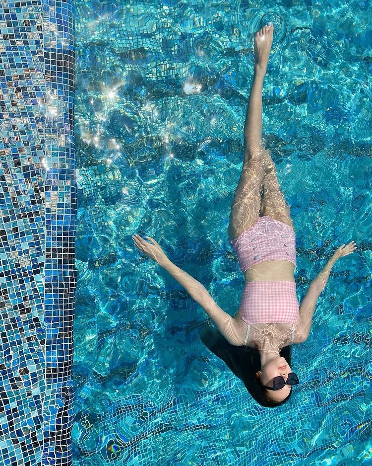 Jessica Jung transforms into a sexy little mermaid in a pink swimsuit