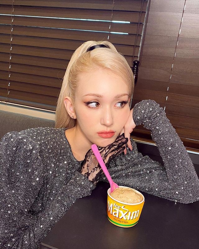 Jeon So-mi Did Aegyo Selfie a Living Doll