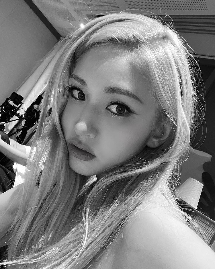 Jeon So-mi, with her hair in two ponytails... "Hamburger Break"