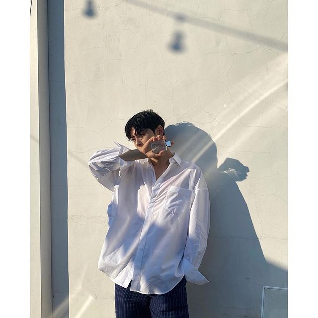 Cha Eun-woo, lying at an angle, 'You're the only one looking at me'