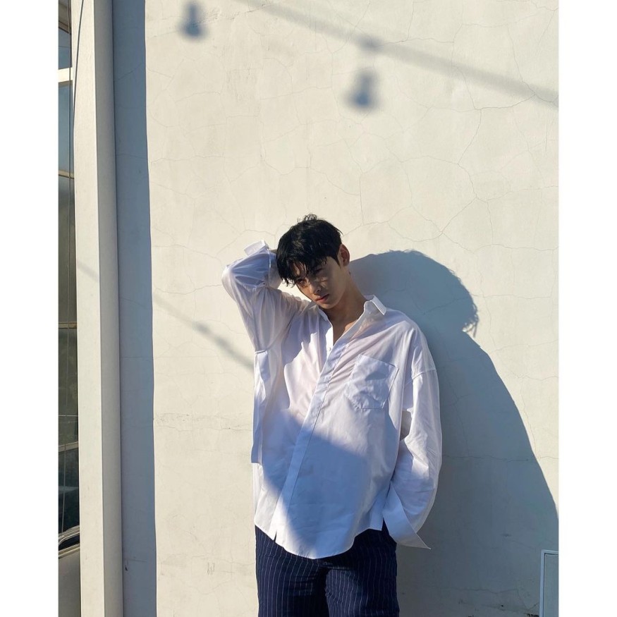 Cha Eun-woo, lying at an angle, 'You're the only one looking at me'