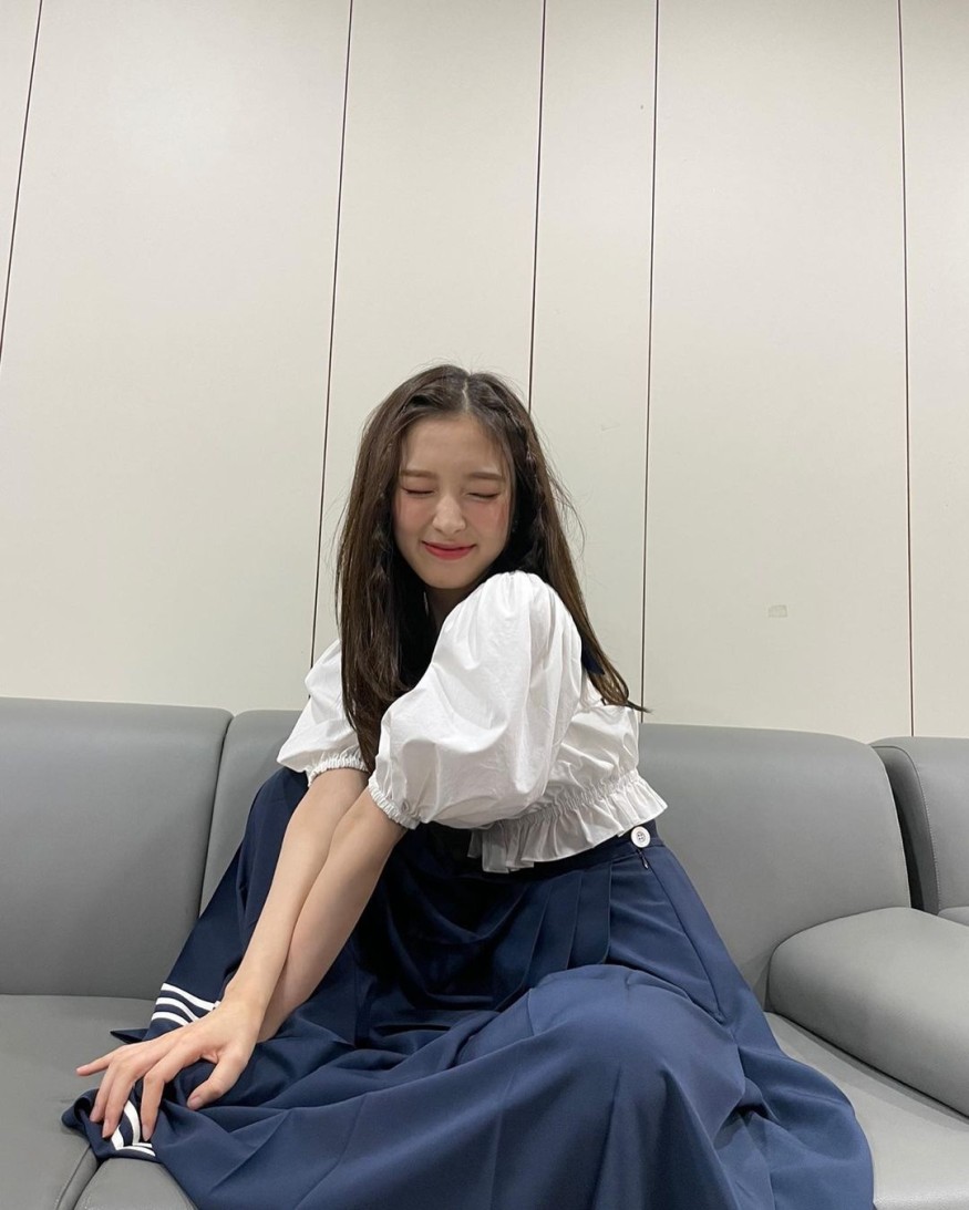 OH MY GIRL Arin, a goddess visual with a white jacket + long straight hair.. Mature beauty↑