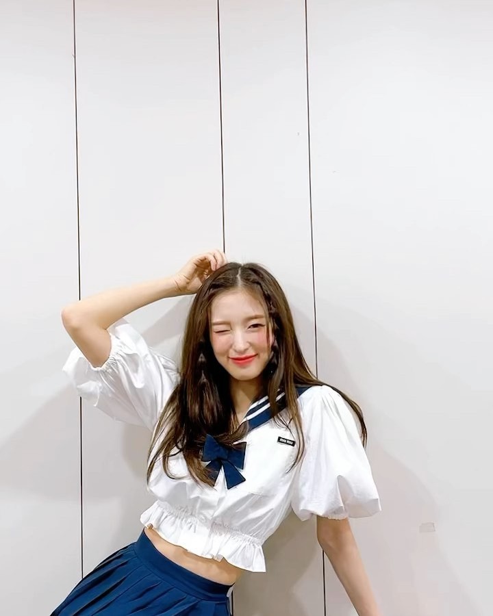 OH MY GIRL Arin, a goddess visual with a white jacket + long straight hair.. Mature beauty↑