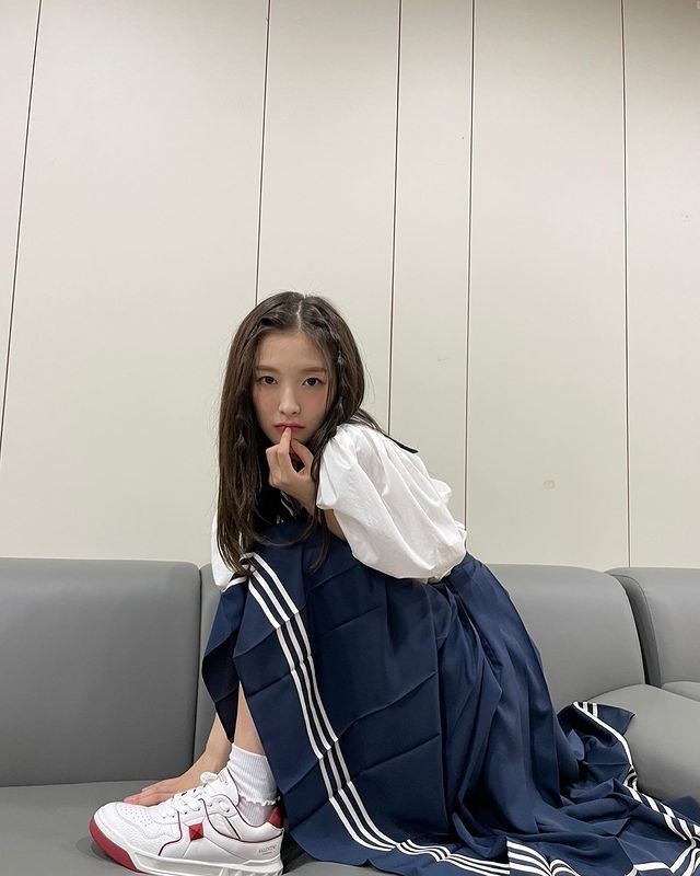 OH MY GIRL Arin, a goddess visual with a white jacket + long straight hair.. Mature beauty↑