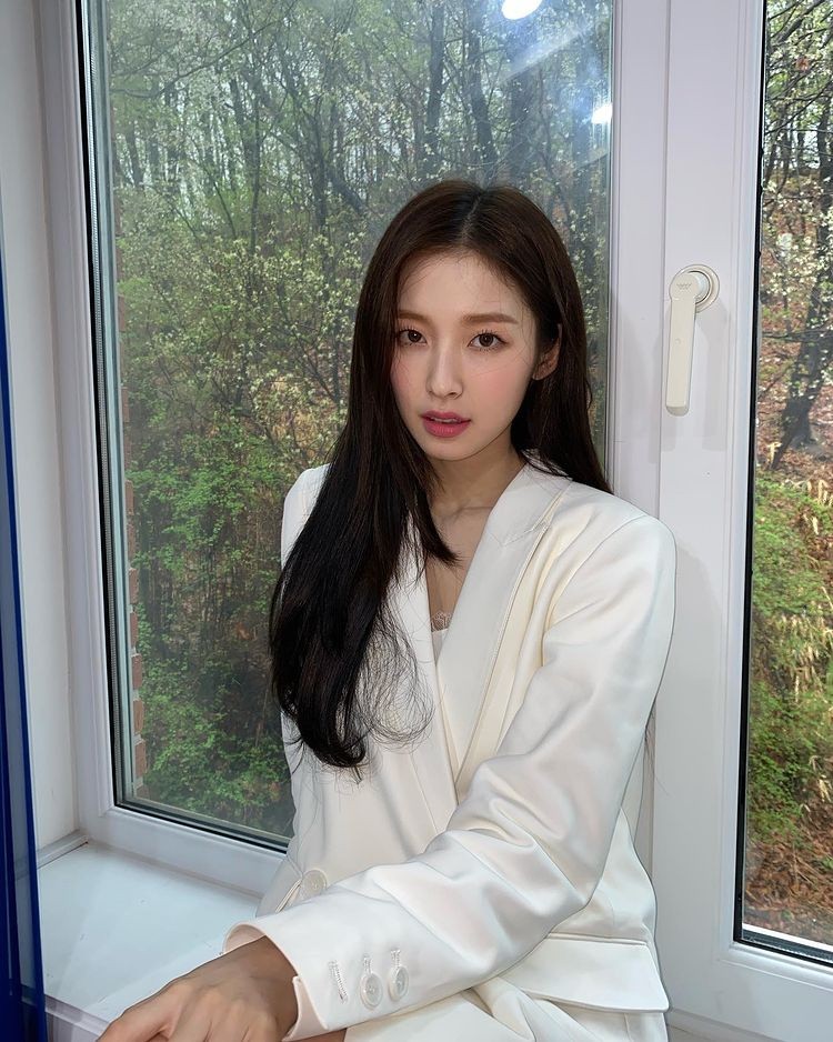 OH MY GIRL Arin, a goddess visual with a white jacket + long straight hair.. Mature beauty↑