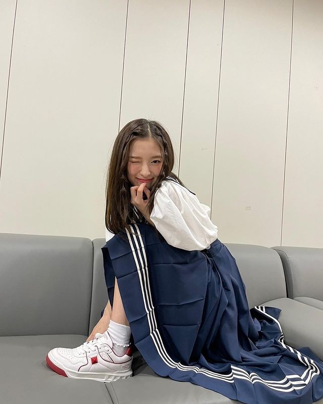 OH MY GIRL Arin, a goddess visual with a white jacket + long straight hair.. Mature beauty↑