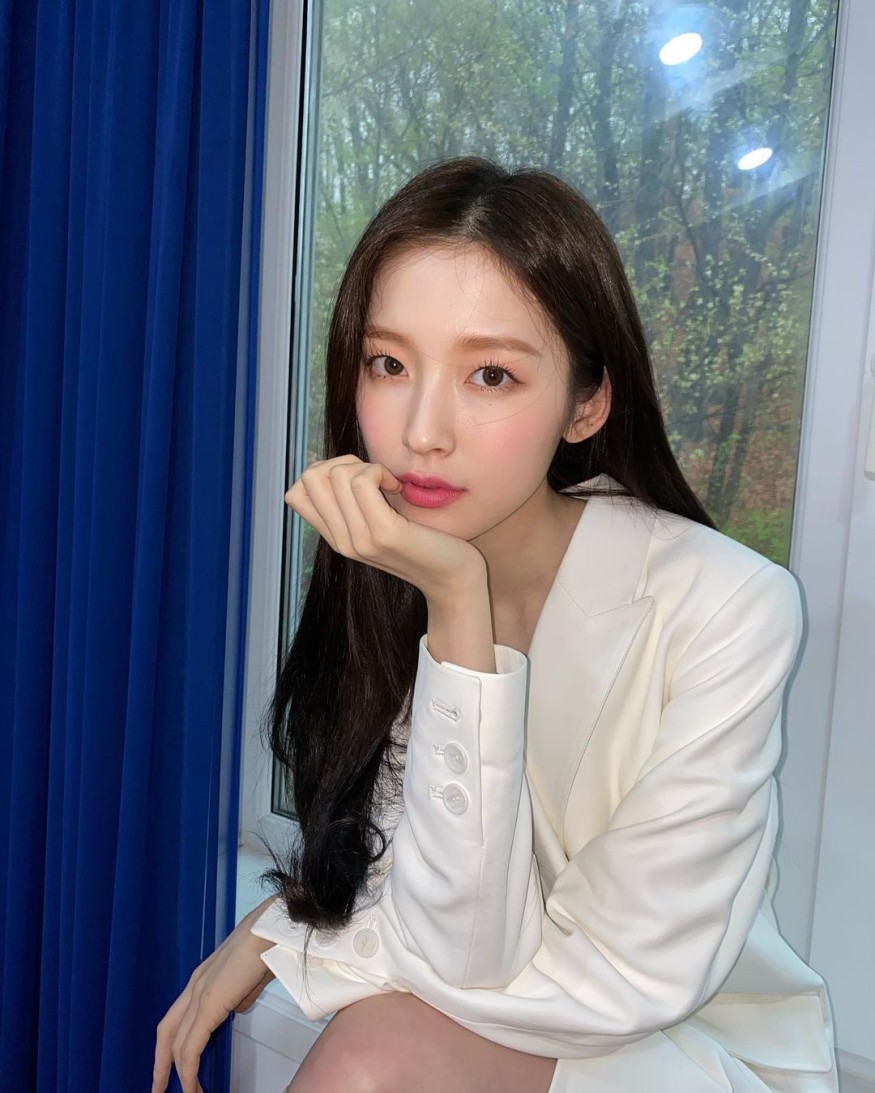 OH MY GIRL Arin, a goddess visual with a white jacket + long straight hair.. Mature beauty↑
