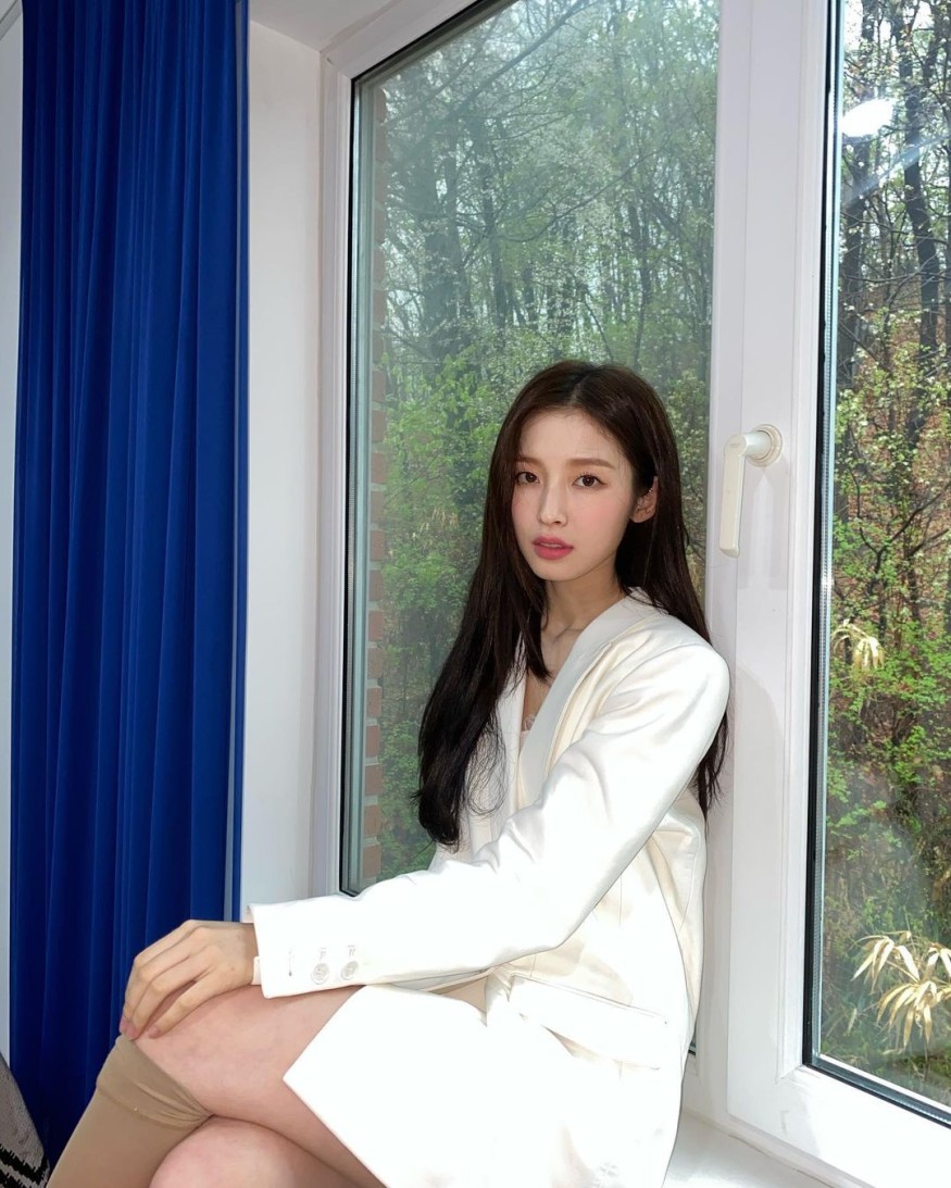 OH MY GIRL Arin, a goddess visual with a white jacket + long straight hair.. Mature beauty↑