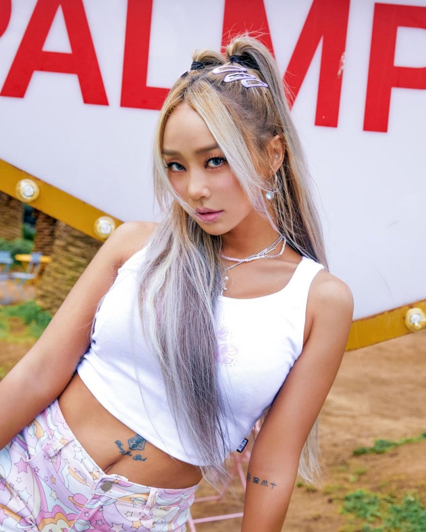 Sistar Hyolyn, exercising to maintain S-line.. Copper skin + firm body