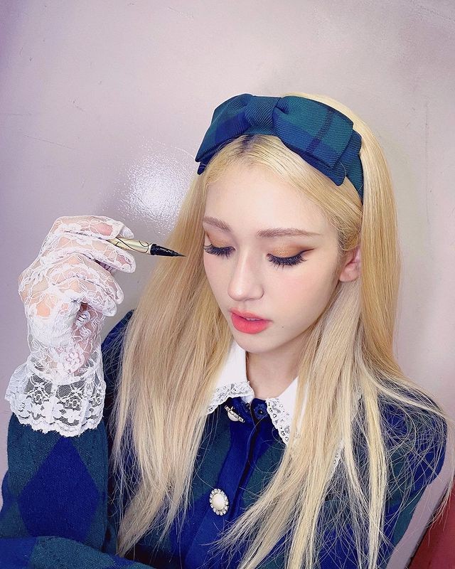 "A teen heroine?"... SOMI, fairy beauty