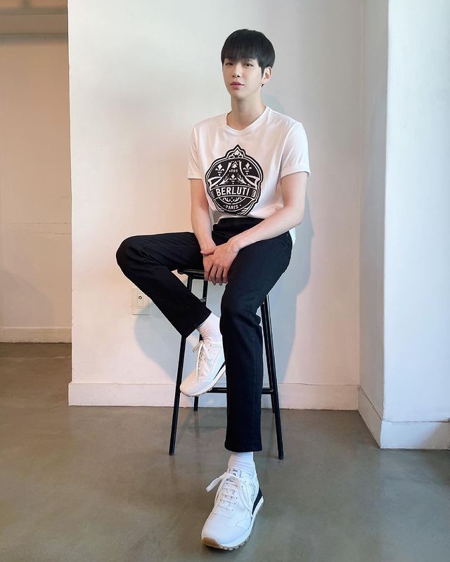 Kang Daniel, broad shoulders + warm smile... big dog that shakes women's hearts
