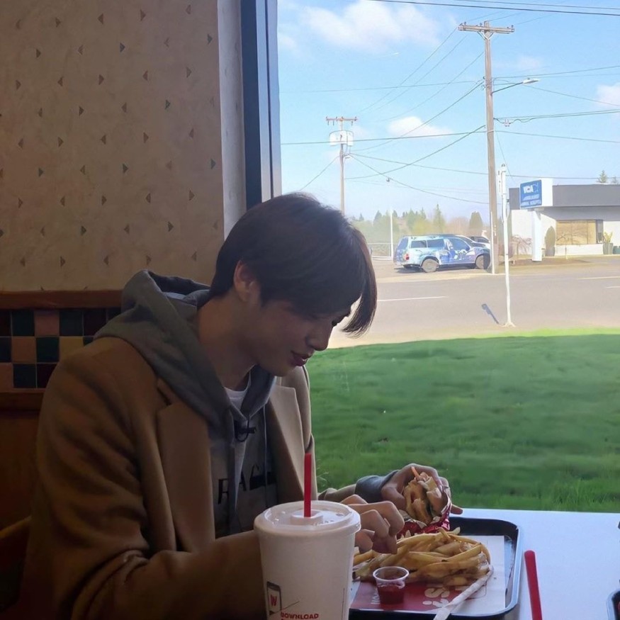 Kang Daniel, broad shoulders + warm smile... big dog that shakes women's hearts