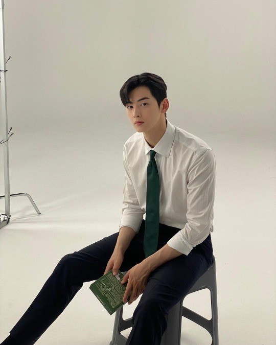 Cha Eun-woo, only wears a white shirt, but a fluttering beauty