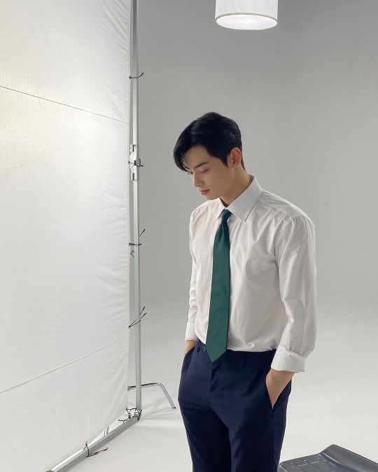 Cha Eun-woo, only wears a white shirt, but a fluttering beauty