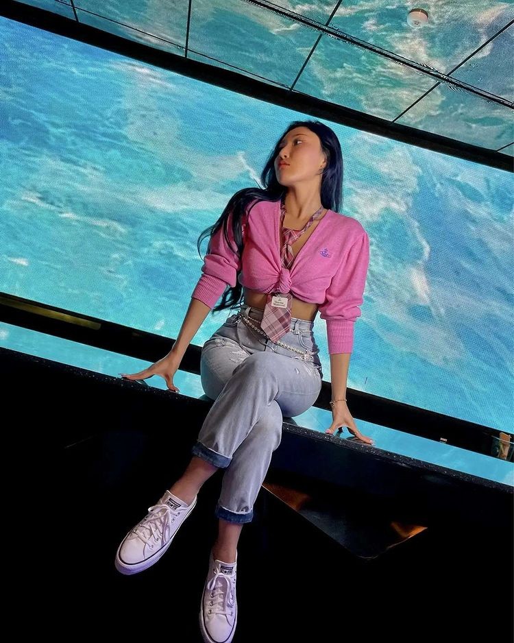 Mamamoo Hwasa, copper-colored skin + Coke bottle body… unique sexy beauty