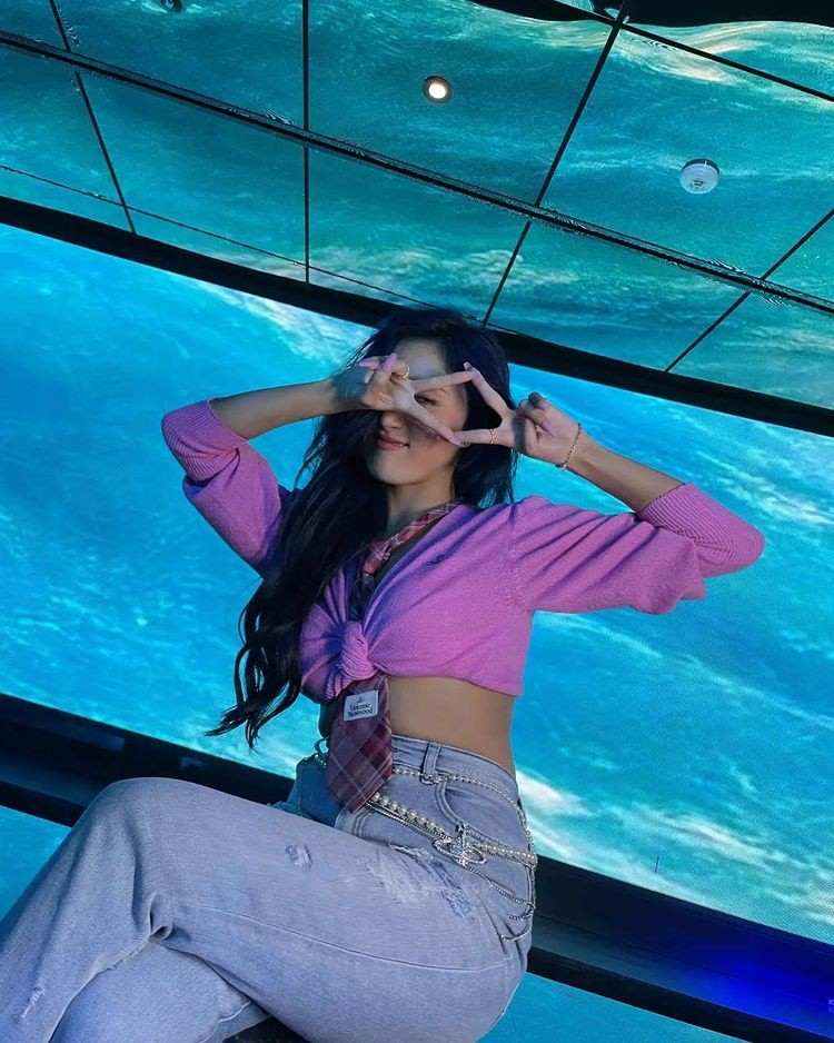 Mamamoo Hwasa, copper-colored skin + Coke bottle body… unique sexy beauty