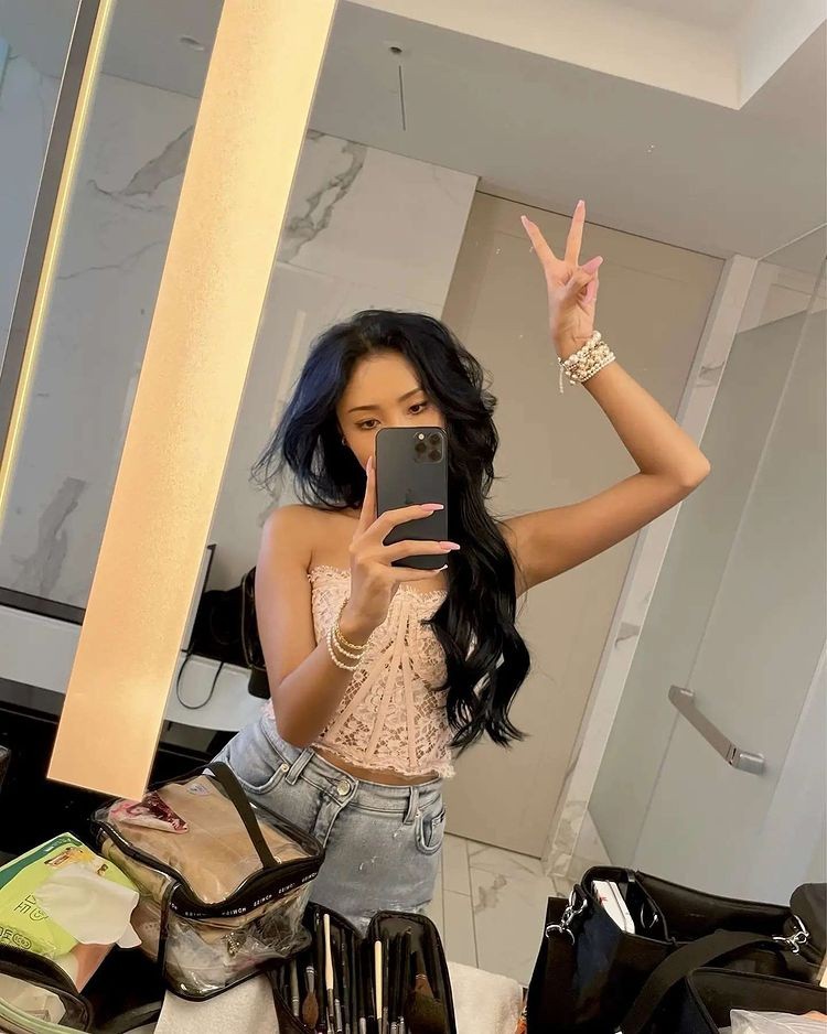 Mamamoo Hwasa, copper-colored skin + Coke bottle body… unique sexy beauty