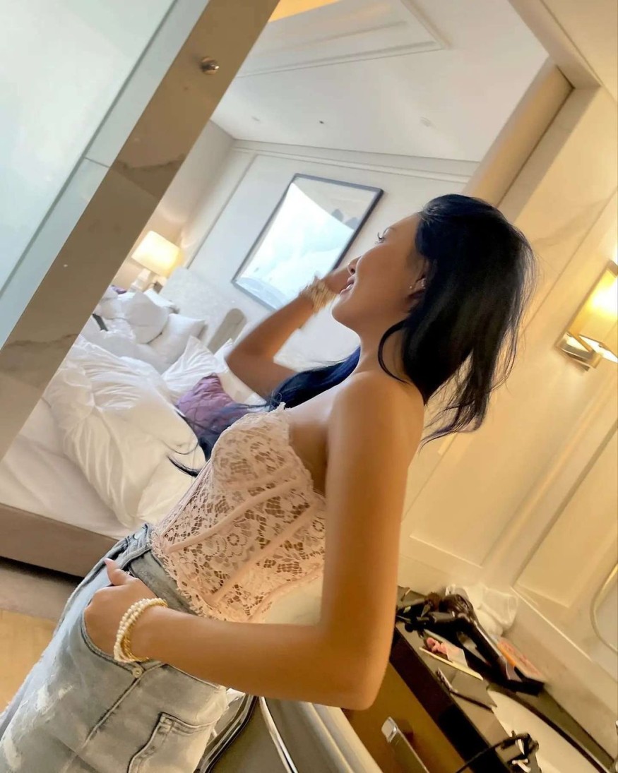 Mamamoo Hwasa, copper-colored skin + Coke bottle body… unique sexy beauty