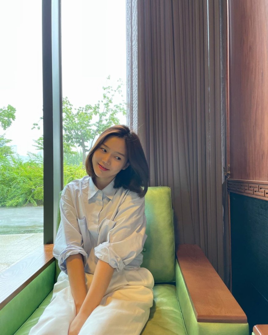 OH MY GIRL Hyojung, wearing hanbok and bursting with juice.. Lovely atmosphere