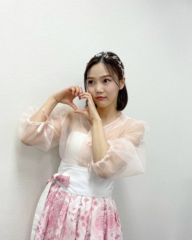 OH MY GIRL Hyojung, wearing hanbok and bursting with juice.. Lovely atmosphere