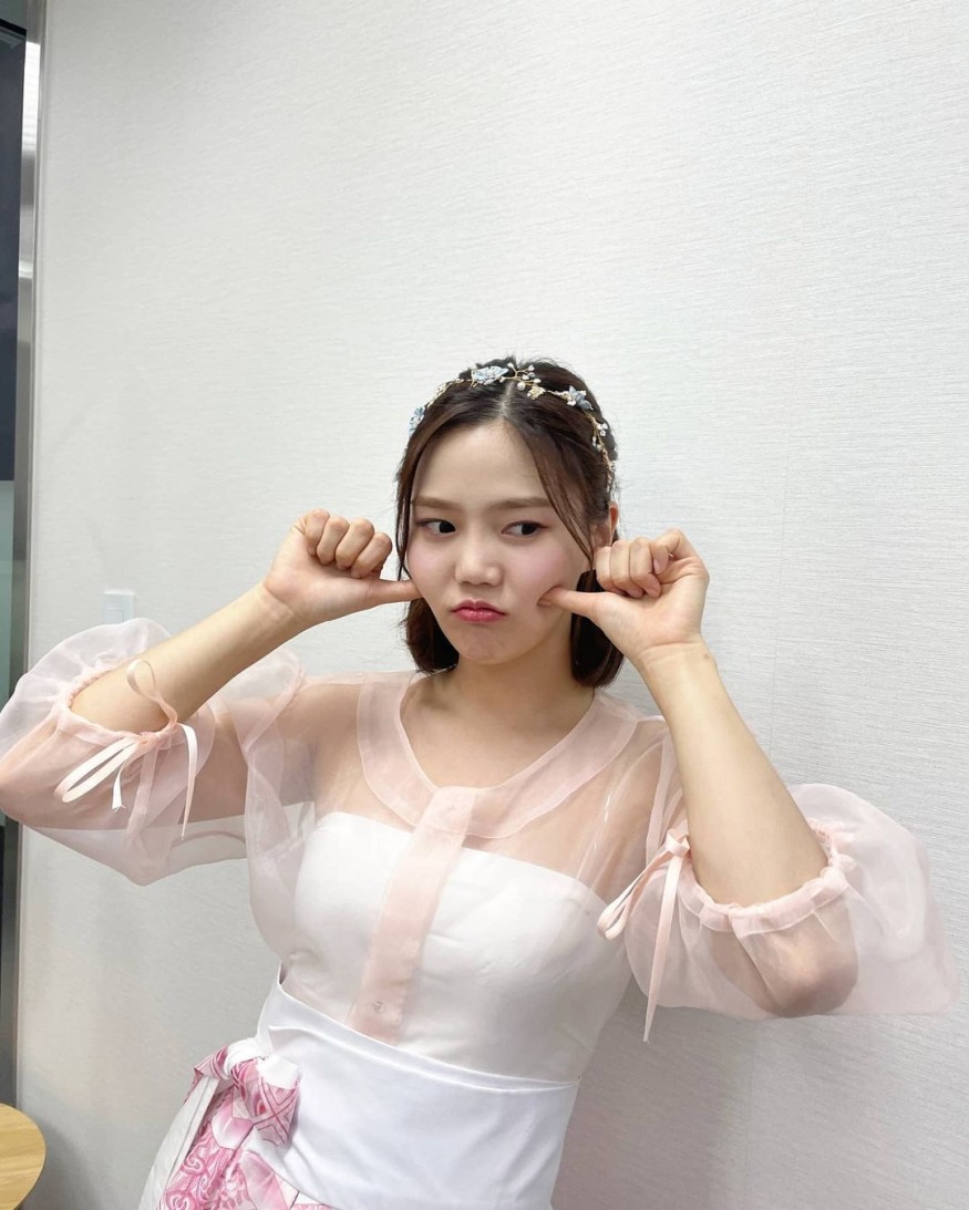 OH MY GIRL Hyojung, wearing hanbok and bursting with juice.. Lovely atmosphere