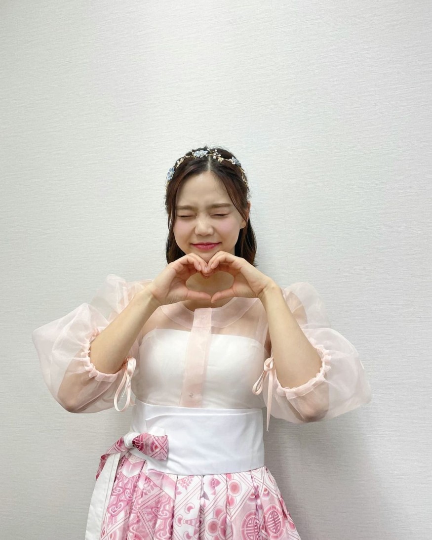 OH MY GIRL Hyojung, wearing hanbok and bursting with juice.. Lovely atmosphere